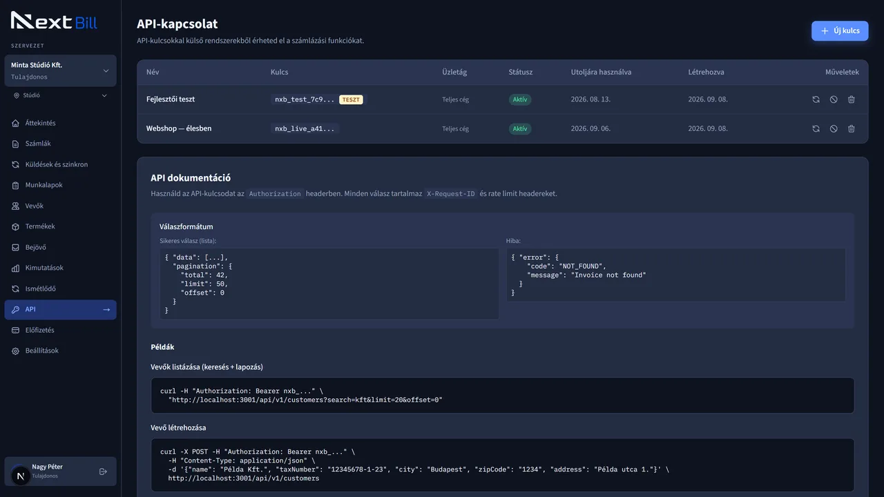 A NextBill API-kapcsolat képernyője: fölül a kulcsok táblázata névvel, kulcs-előtaggal, üzletággal, státusszal és az utolsó használat idejével, jobbra az „Új kulcs" gomb; alatta az API-dokumentáció a válaszformátummal — sikeres lista lapozási adatokkal és hibaobjektum kóddal —, majd curl-példák a vevők listázására és létrehozására.